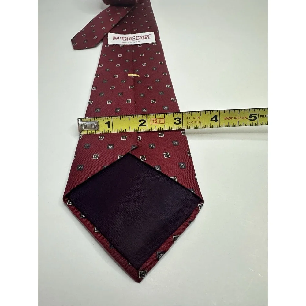 McGregor Tie Red / square 100 % Silk Blend USA‎ Classic preppy
